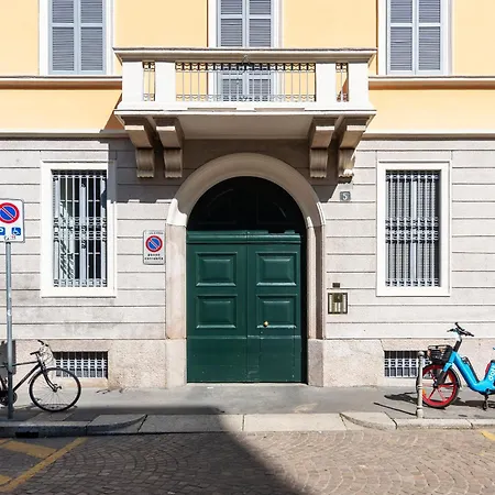 Spacious And Bright Three-room Just Few Steps From The Duomo Appartamento *