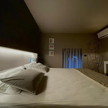 Luxury Art & Chromotherapy Downtown - Free Parking Apartment Mailand