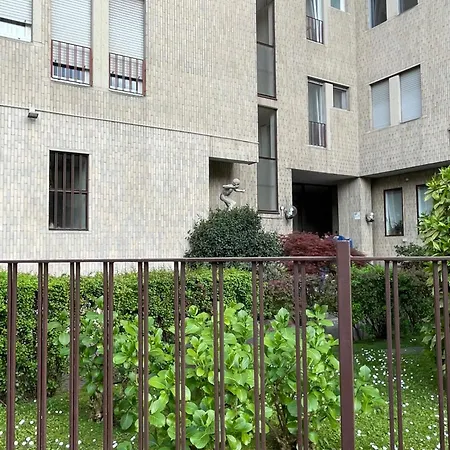 New 2 Bedroom In Navigli With A Great View! * Milánó