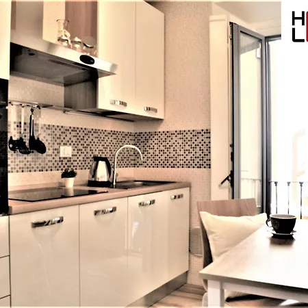 Homelovers Bright And White House Pta Venezia דירה