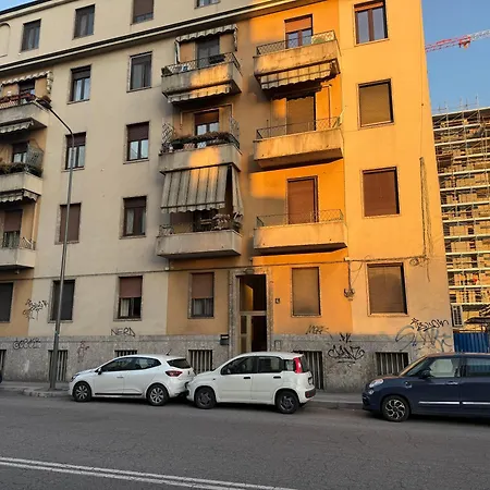 Urban Harmony - Near Duomo & Metro M4 Apartment *