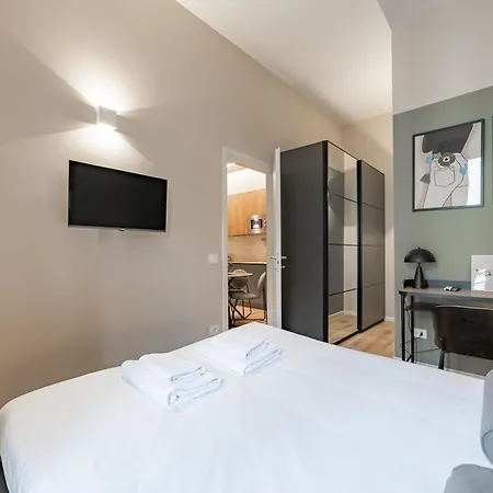 5' From Station, Elegance And Class Apartment