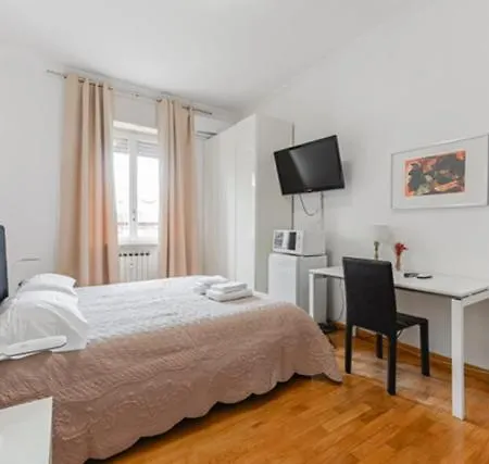 Appartamento Con Due Stanze In Via Lattanzio *