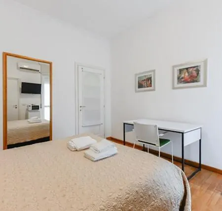 Appartamento Con Due Stanze In Via Lattanzio *