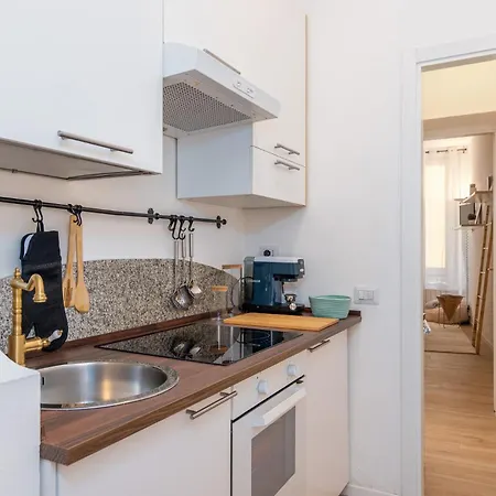 Elegant And Stylish Design In Brera Near The Metro