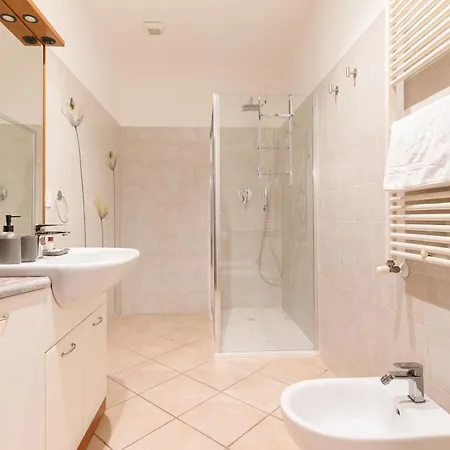 Apartment Guesthost - Spacious 600 Mt To Metro M3 Comasina Mailand