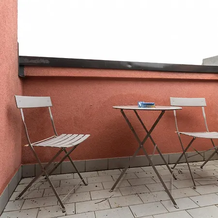 Guesthost - Spacious 600 Mt To Metro M3 Comasina *