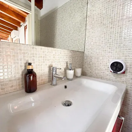 The Urban Nest 2, Spacious, Wifi And Near The Red Metro 아파트 *