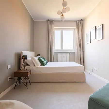 Lauria In Apartment