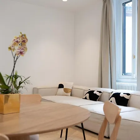 Duomo Prestige-luxury 2br Near Duomo,2 Bathrooms, King Beds, Office & Balcony * Milan