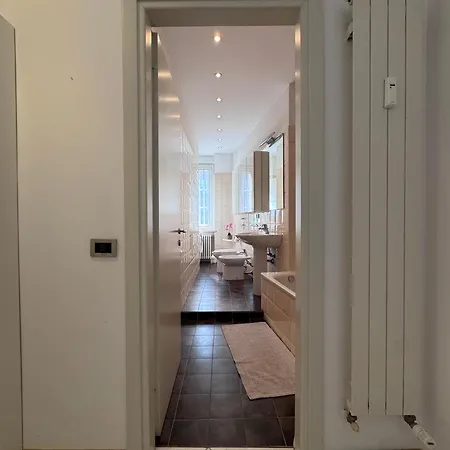 Bright With Balcony In Corso Xxii Marzo Milano