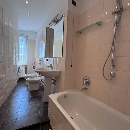 Bright With Balcony In Corso Xxii Marzo Milano