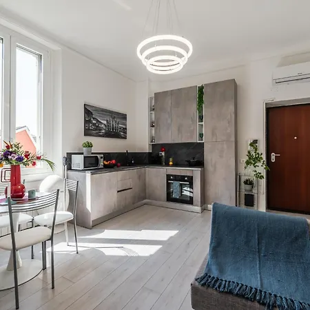 The Milanese Glow - Bocconi Prada Ieo Area * 밀라노