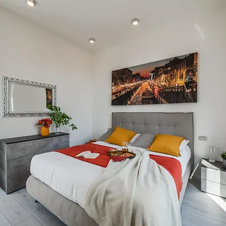 The Milanese Glow - Bocconi Prada Ieo Area