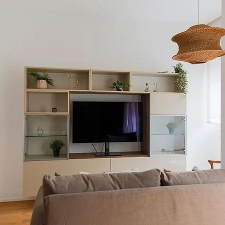 The Rent - Comfortable One-bedroom Near Porta Romana Apartment *