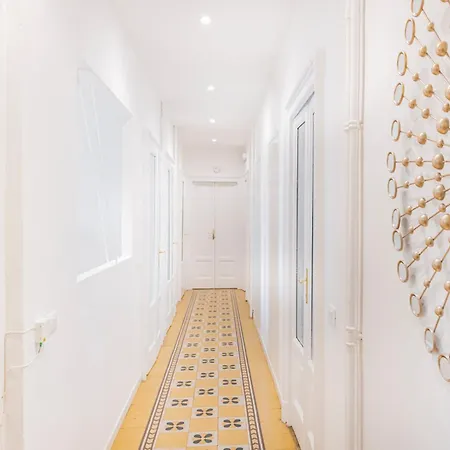 Spacious In Design District By Easylife Daire