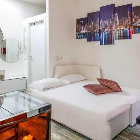 The Nomad's Nest - Near Station *