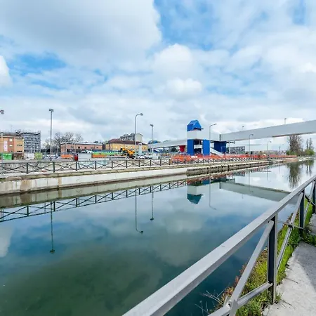 Attico - 2min Metro - Elegante With Ac Apartamento