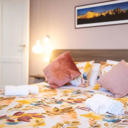 Attico - 2min Metro - Elegante With Ac *