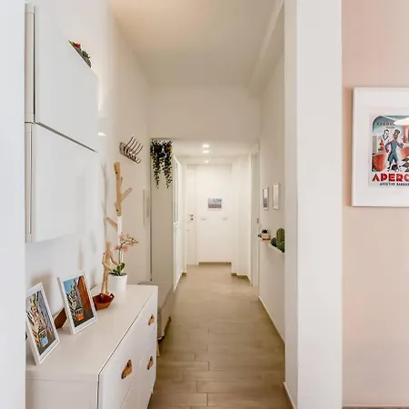 Attico - 2min Metro - Elegante With Ac