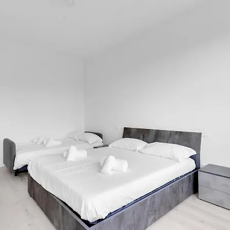 Metro M2 Famagosta-appartamento X5-self Check-in * Milan