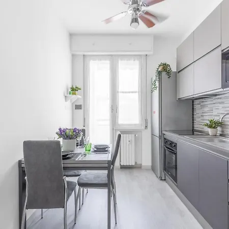 Comodo E Confortevole-sesto Piano Con Vista شقة