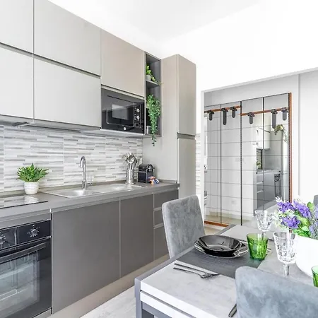 Comodo E Confortevole-sesto Piano Con Vista *