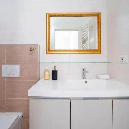 Duomo 15' - 5' From Station With Wifi And A-c 아파트 *