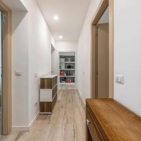 Three 2 Beds, 3rd Bed Available Apartament Mediolan