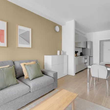 Airy With Balcony & Garage By Ndp Rent شقة