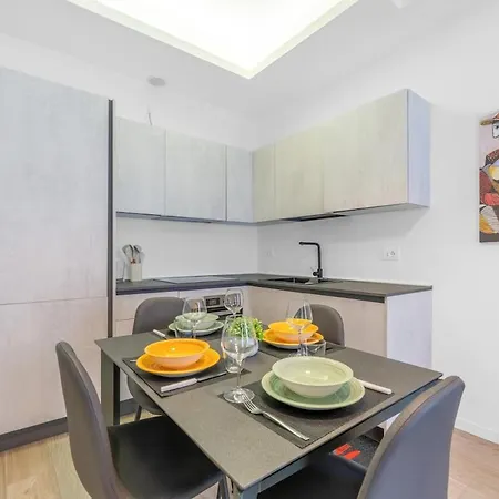 Apartment Bilocale Vicino Tram 2, Smart Tv E Internet Veloce Milan