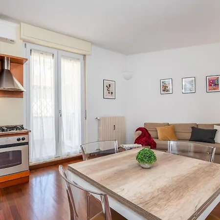 דירה Flat In Center With Terrace, Near Garibaldi Fs *
