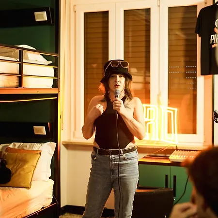 Yellowsquare Hostal *