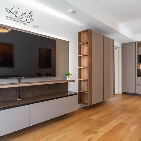 Free Parking Besta 10 Minutes Away Private Terrace And Garden View Apartment