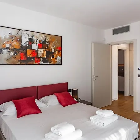 Apartment Free Parking Besta 10 Minutes Away Private Terrace And Garden View Mailand