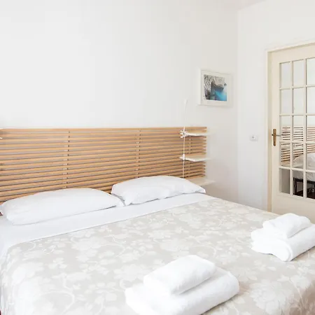 Bright Two-room Corso Genova Area Apartment *