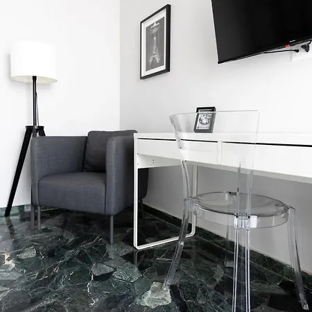 Contrasti - Black & White Milan