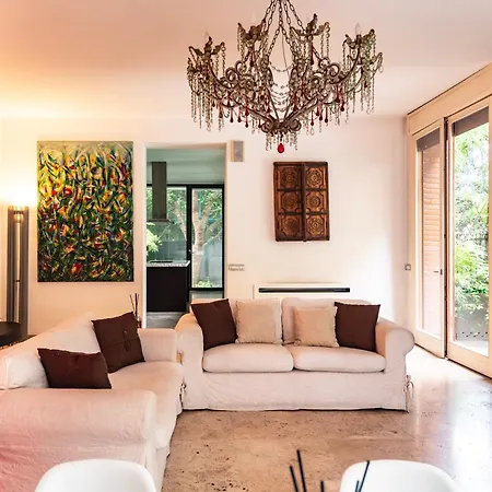 Youhosty - Exclusive Townhouse Garden And Pool Apartment *