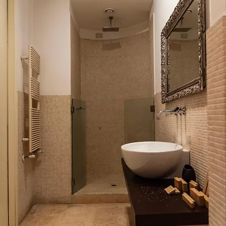 Youhosty - Exclusive Townhouse Garden And Pool Apartment