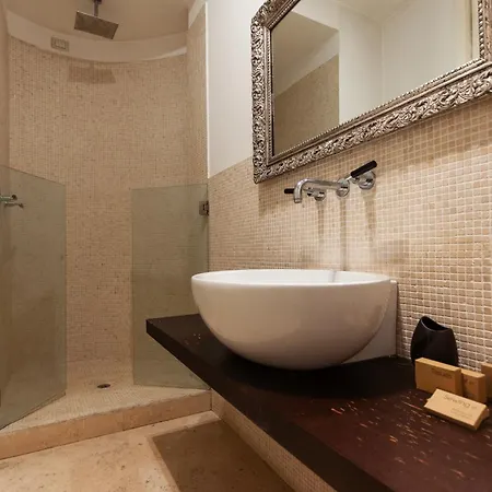 Youhosty - Exclusive Townhouse Garden And Pool Apartment