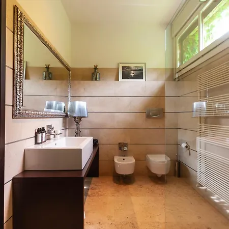 Youhosty - Exclusive Townhouse Garden And Pool Apartment *