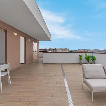 Airy With Balcony & Garage By Ndp Rent ميلان
