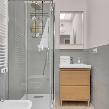 Airy With Balcony & Garage By Ndp Rent ميلان