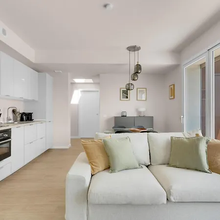 Апартаменты Airy With Balcony & Garage By Ndp Rent