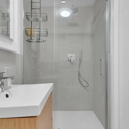 Airy With Balcony & Garage By Ndp Rent ميلان