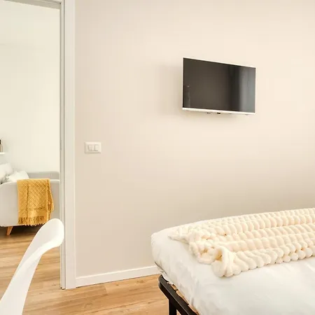 Hostmate - - Imperia's Pearl - Romolo Iulm * Milánó