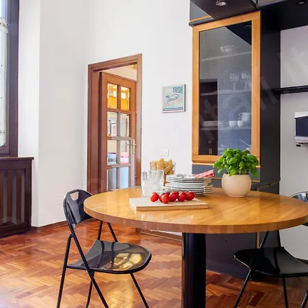 Guesthost - Charming 7 Stops From Duomo * Μιλάνο