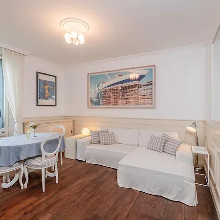 Refined And Bright One-bedroom Near Metro M4 - Dateo *