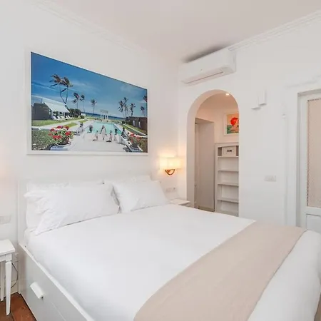 Refined And Bright One-bedroom Near Metro M4 - Dateo Apartment Milan