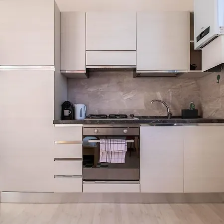Unicredit And Bosco Verticale - Little House מילאנו